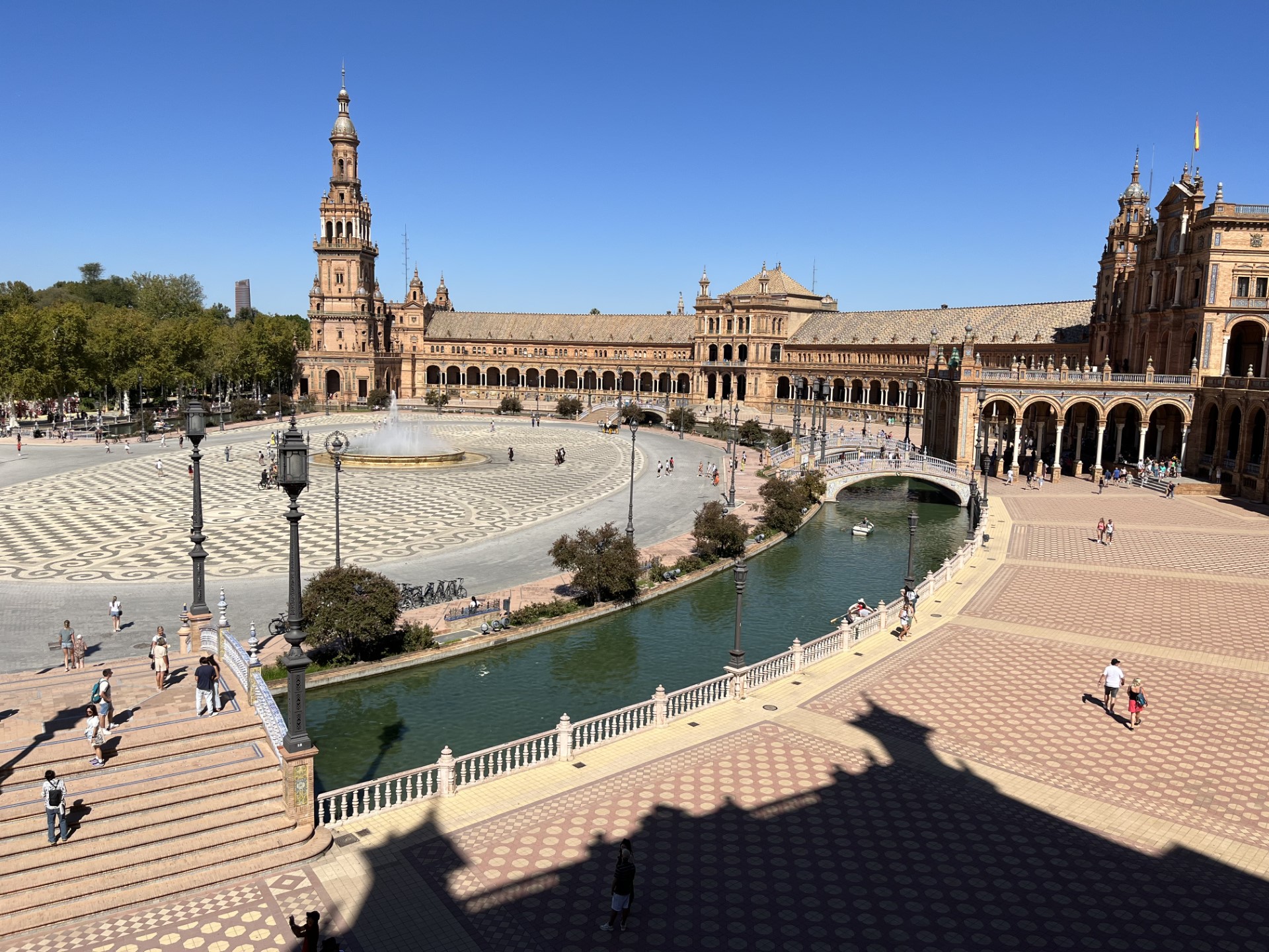 Plaza de Espana i Sevilla er en imponerende plads og bygningsværk